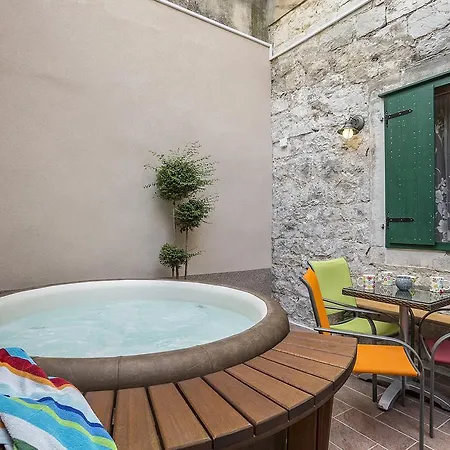 Palace فيلة سبليت